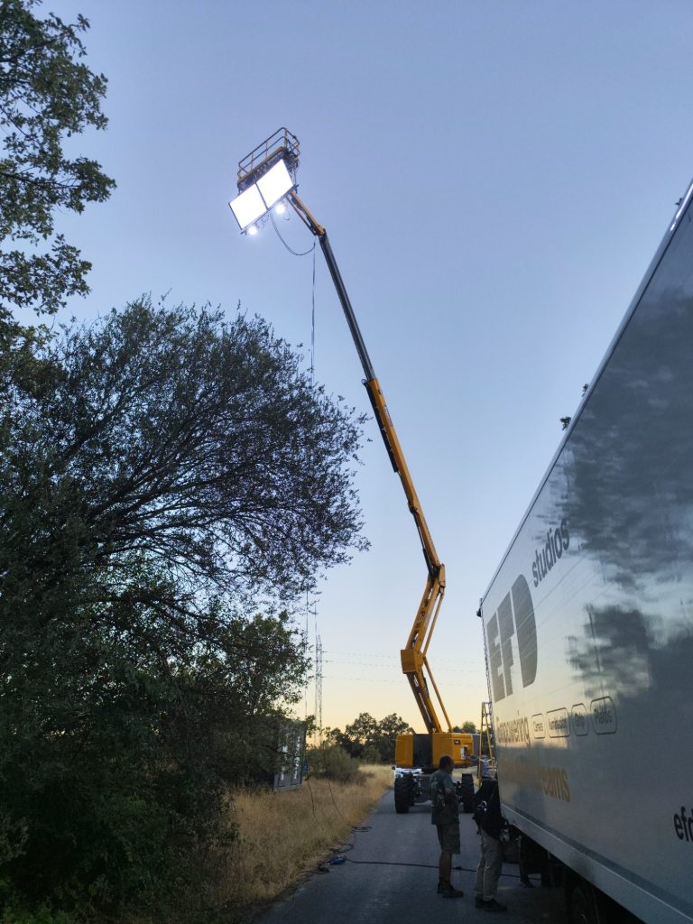 Plataforma articulada diésel 26M en el rodaje de cortometraje "pistachos"