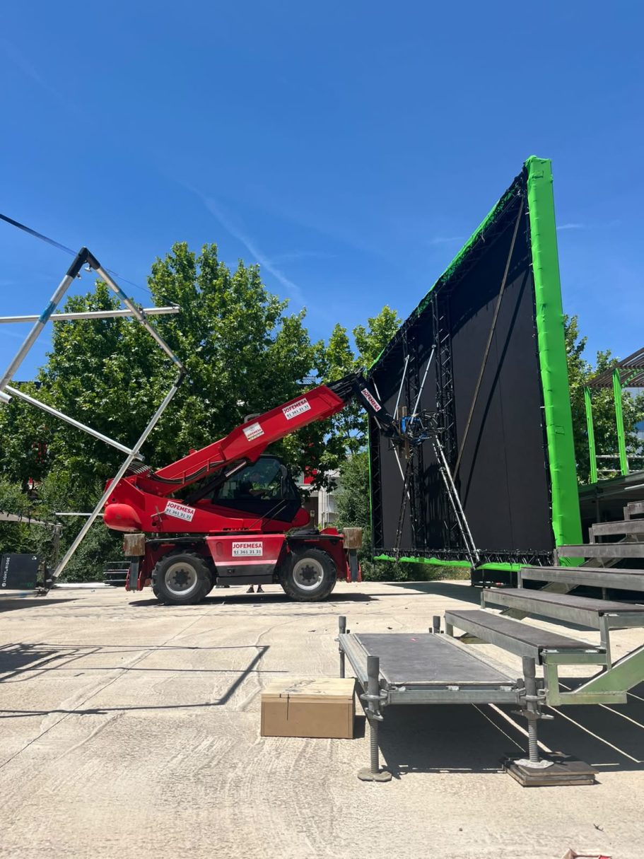 Manipulador giratorio con estructura para croma verde en los Estudios Toboggan de San Sebastián de los Reyes