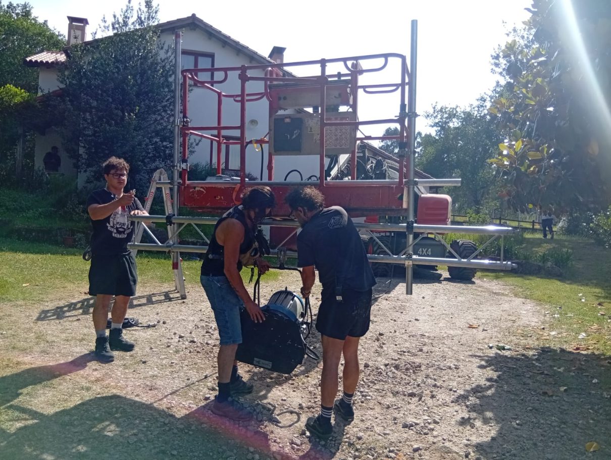 Plataforma de tijera utilizada por el equipo técnico durante un rodaje audiovisual en Bilbao